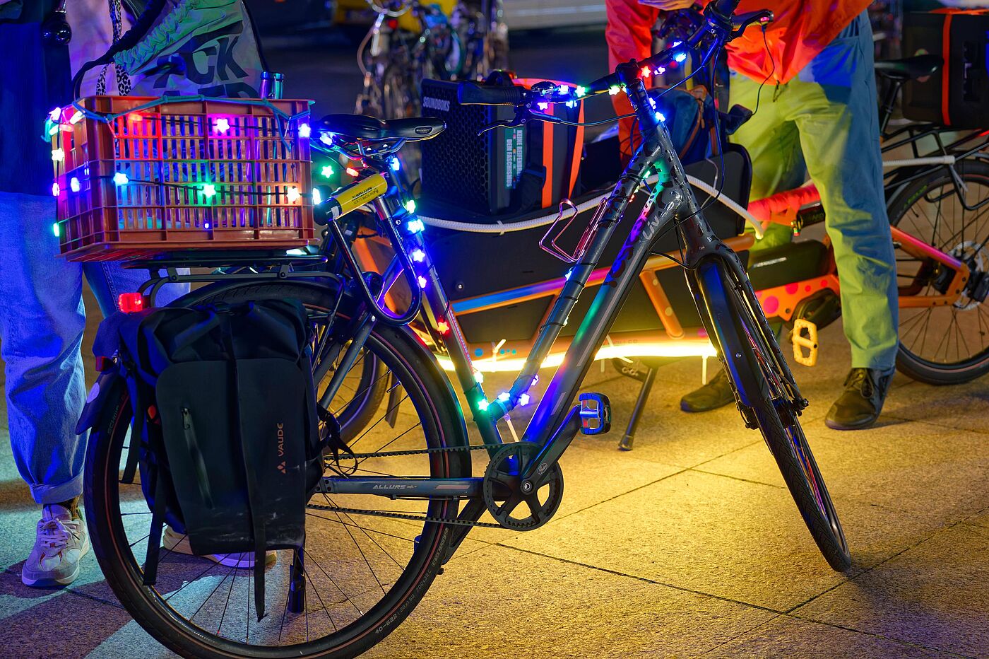 Ein mit Lichterketten geschmücktes Fahrrad bei der ADFC-Lichterfahrt