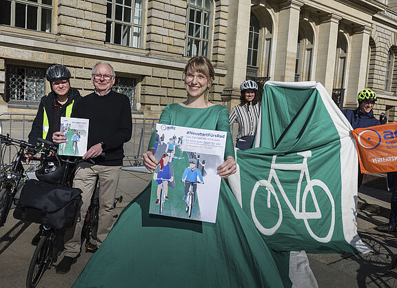 ADFC Berlin übergibt Forderungskatalog an Berliner Parteien
