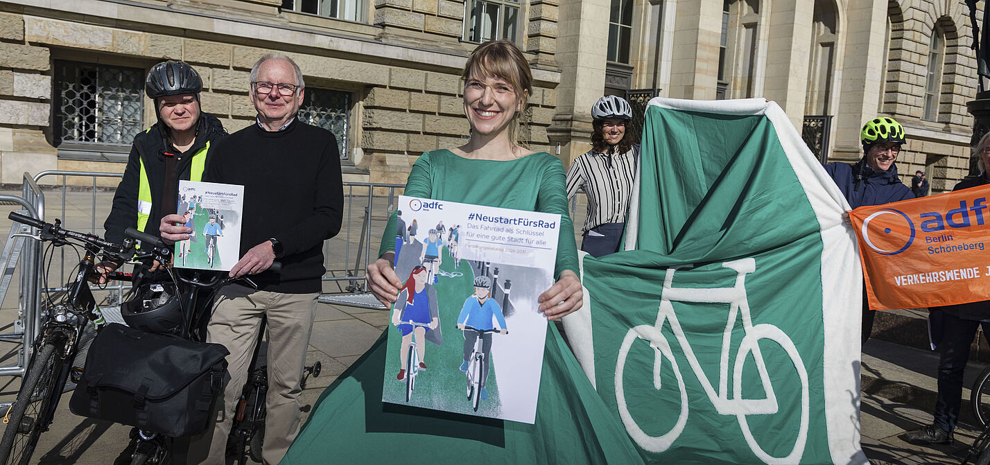 ADFC Berlin übergibt Forderungskatalog an Berliner Parteien