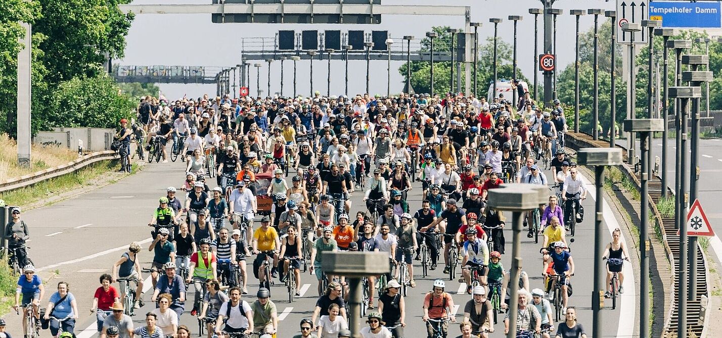 Sternfahrt 2024 - Radfahrende auf der Autobahn Sternfahrt 2024 - Radfahrende auf der Autobahn