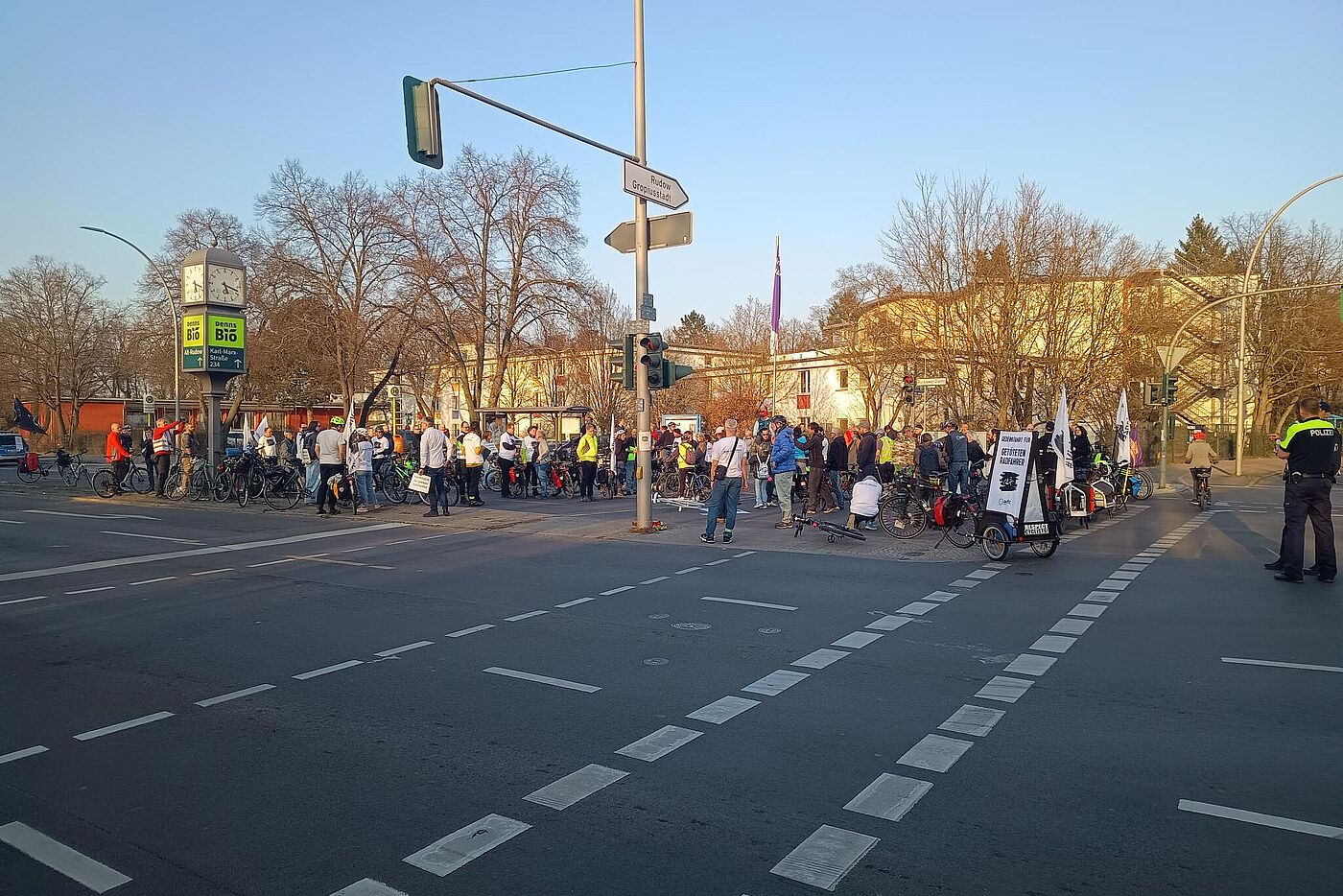 Straßenkreuzung mit Fahrraddemonstranten bei einer Mahnwache