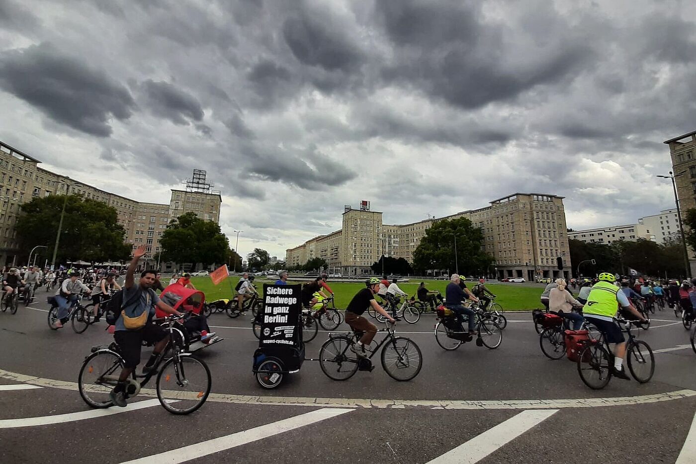 Kreisfahrt 2025 Menschen auf Fahrrädern umrunden einen Verkehrskreis
