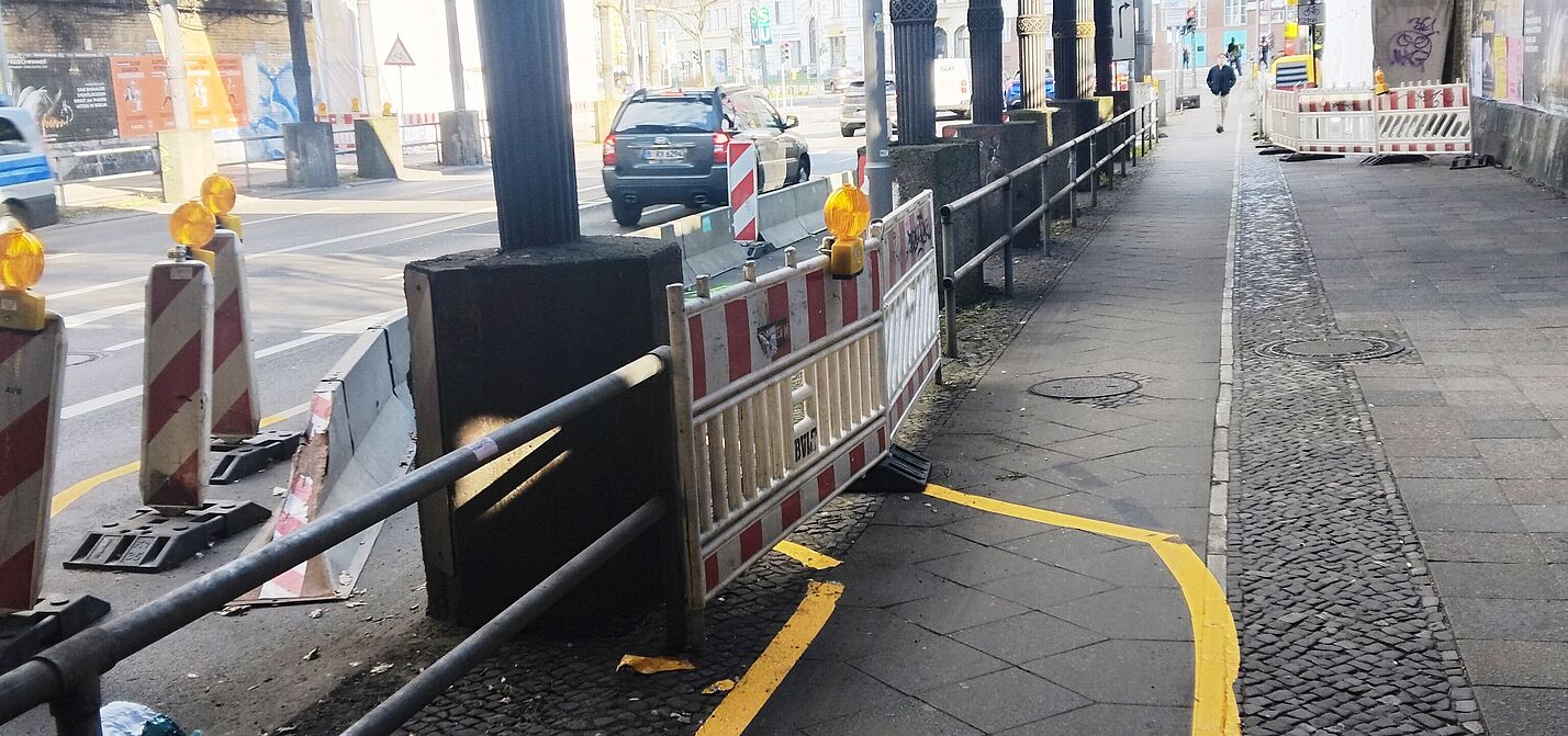 Kürzungen beim Radverkehr betreffen alle Fahrrad-Markierung, die ins Nichts führt auf Straße durch Gitter