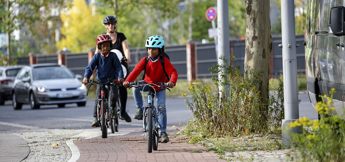 Kinder auf Radweg