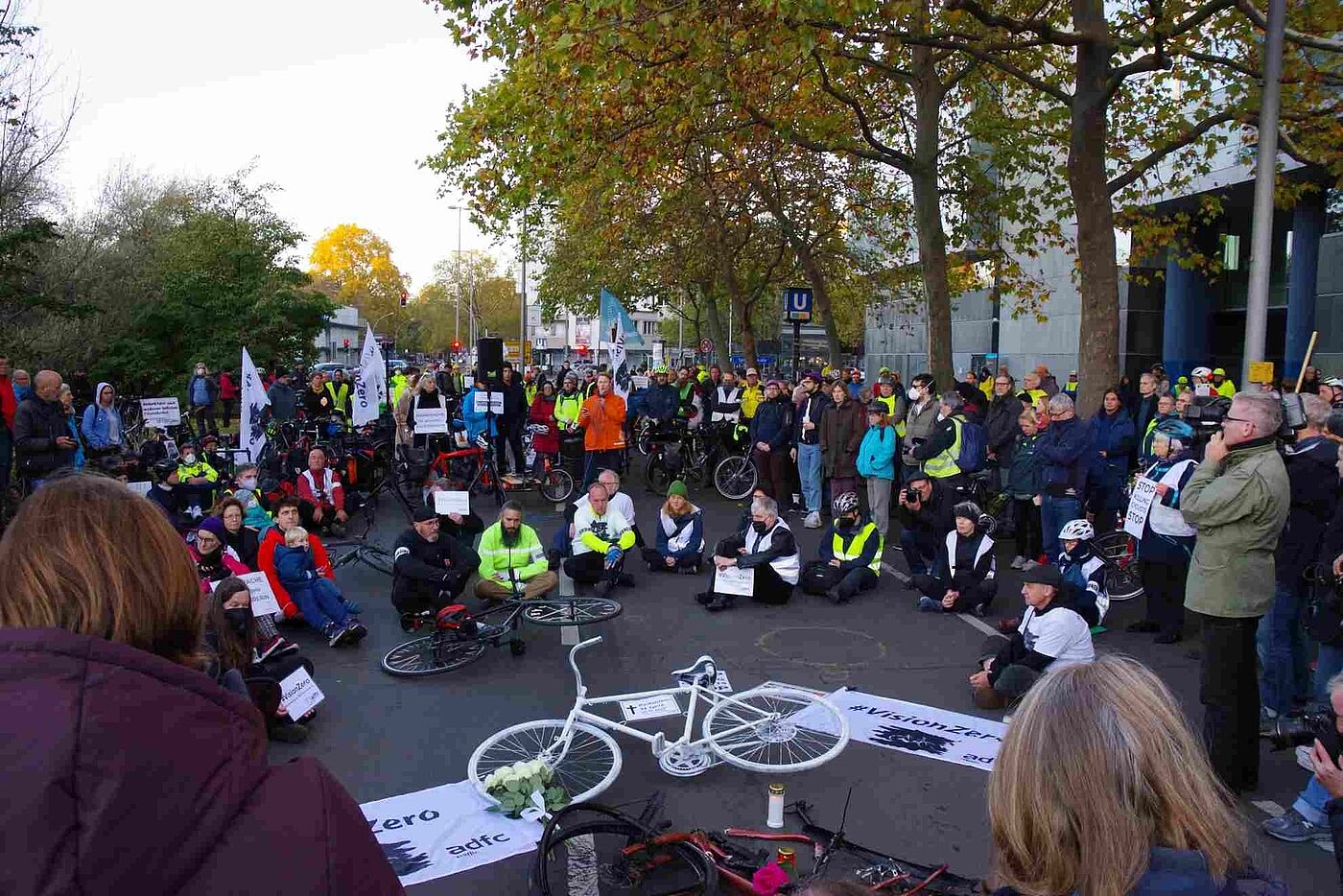 Mahnwache für getötete Radfahrerin an der Bundesallee