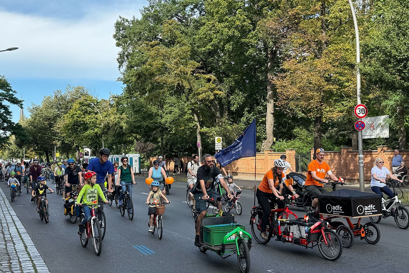 Kidical Mass Berlin Mitte 20.09.2025 Kinder und Erwachsene fahren auf der Straße Fahrrad bei einer Demonstration