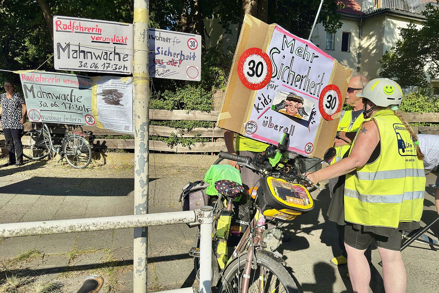 Schilder am Unfallort und Ort der Mahnwache auf denen Tempo 30 gefordert wird