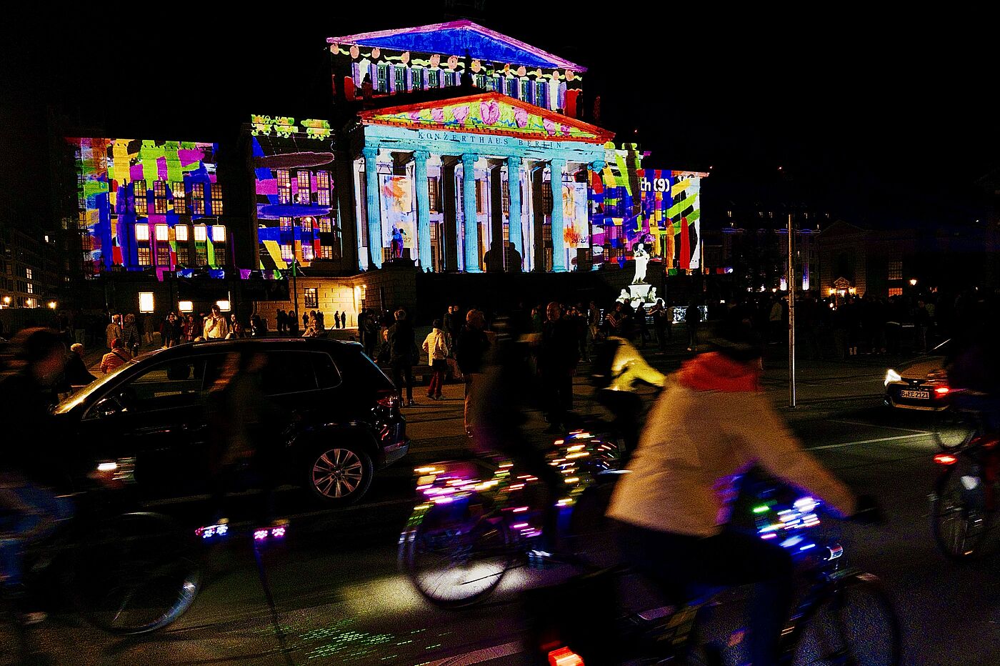 Die Lichterfahrt 2026 führt vorbei an beleuchteten Gebäuden des Festival of Lights