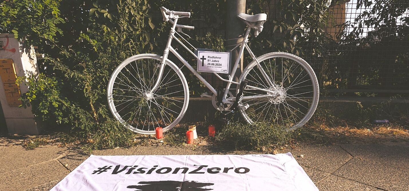 Mit Geisterrädern gedenken wir den getöteten Radfahrerinnen und Radfahrern.