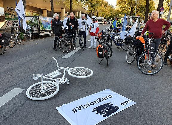 Mahnwache für getöteten Radfahrer in Wilmersdorf
