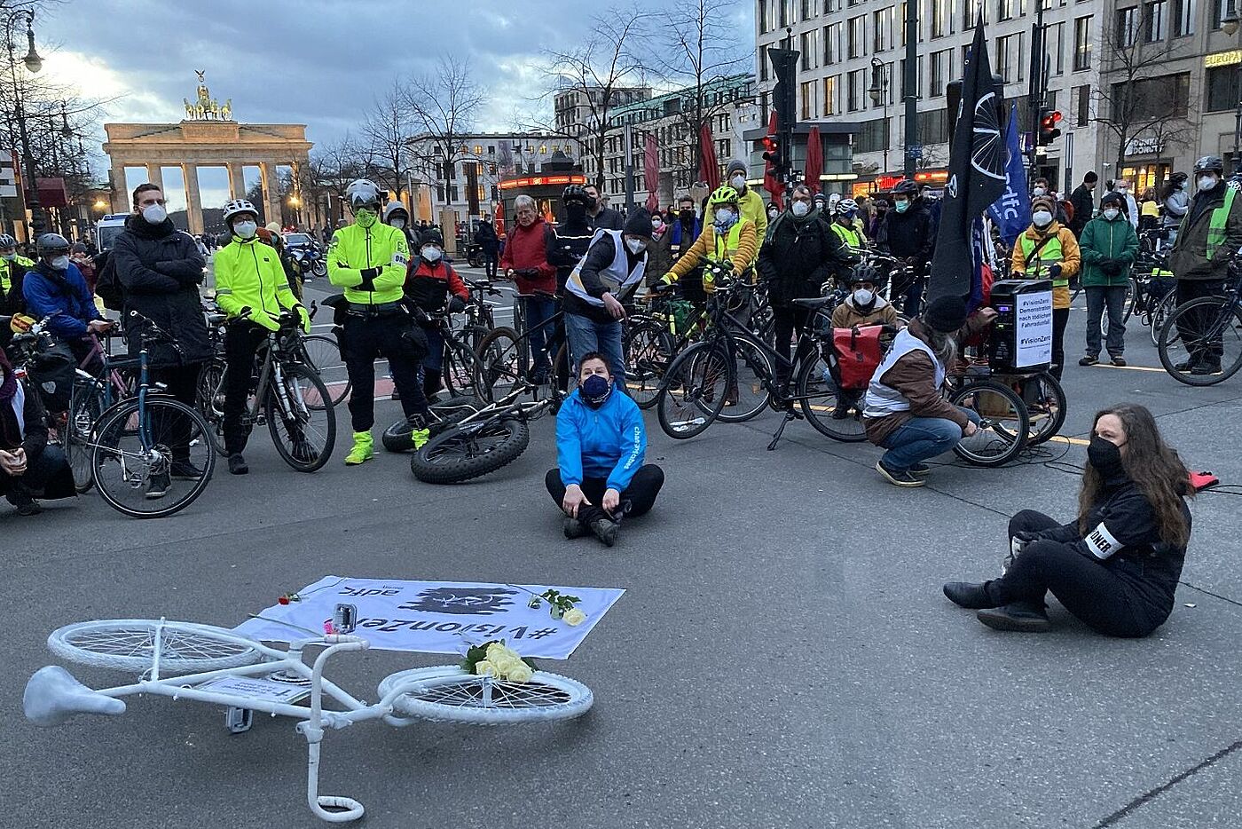 Geisterradaufstellung nahe Brandenburger Tor
