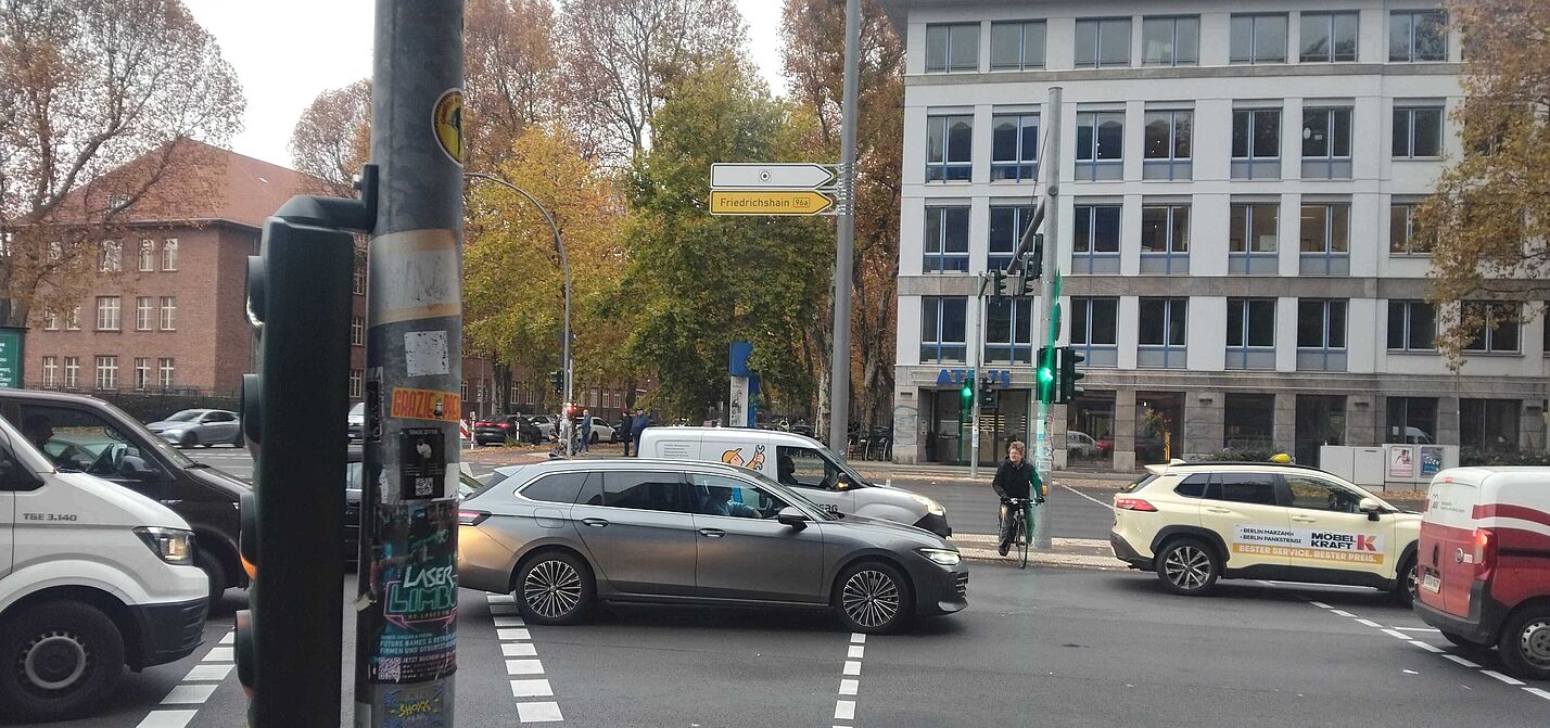 Kein Plan fürs Rad: So entsteht Verkehrschaos Autos drängen sich auf Zebrastreifen, Radfahrende Person kann nicht queren