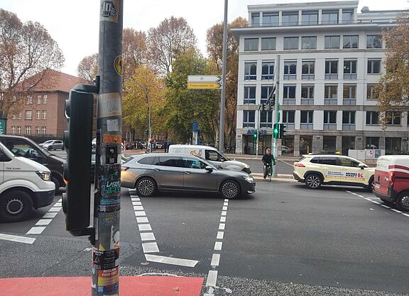 Autos drängen sich auf Zebrastreifen, Radfahrende Person kann nicht queren