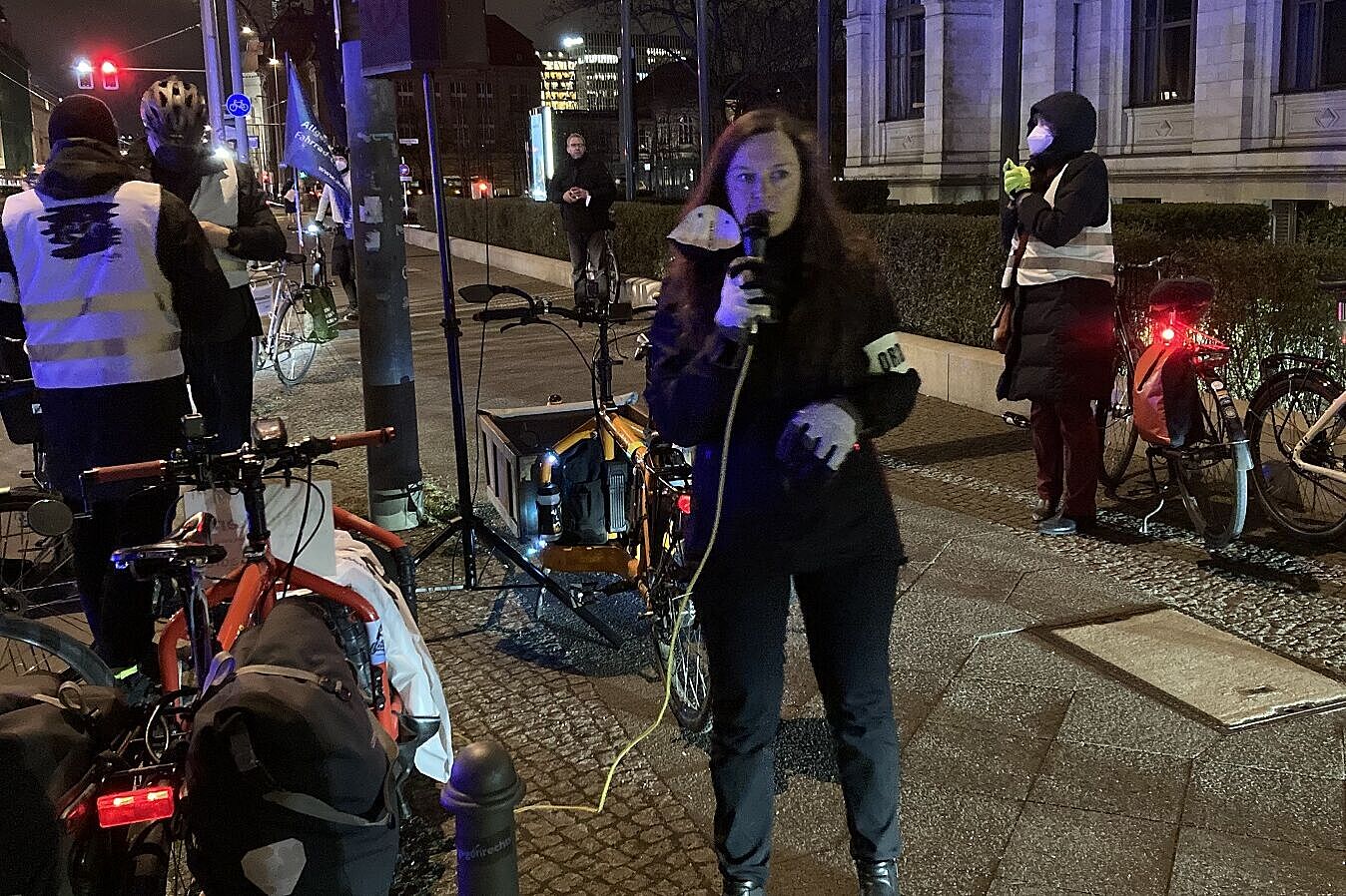 SuSanne Grittner spricht bei der Mahnwache am 25.02.2022