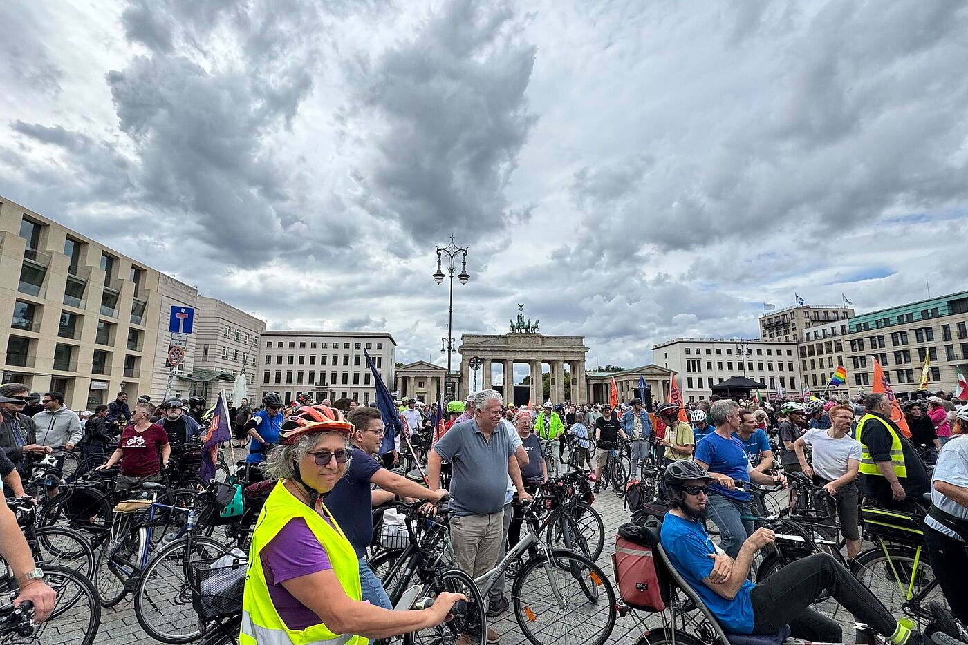 Kreisfahrt 2025 Radfahrende vor dem Brandenburger Tor