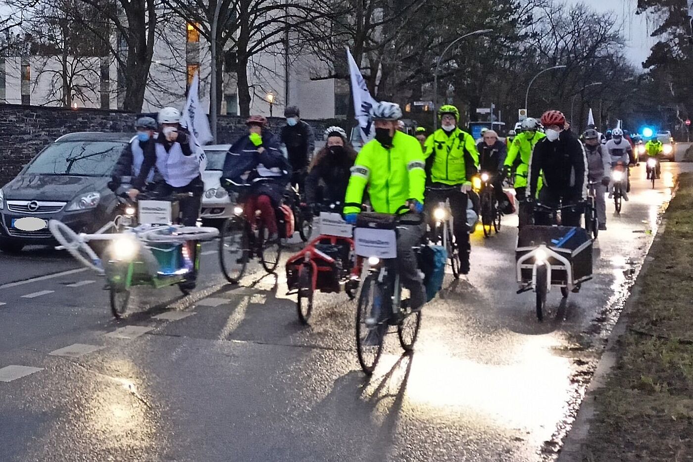 Die Teilnehmer:innen der Demonstration erreichen die Unfallstelle