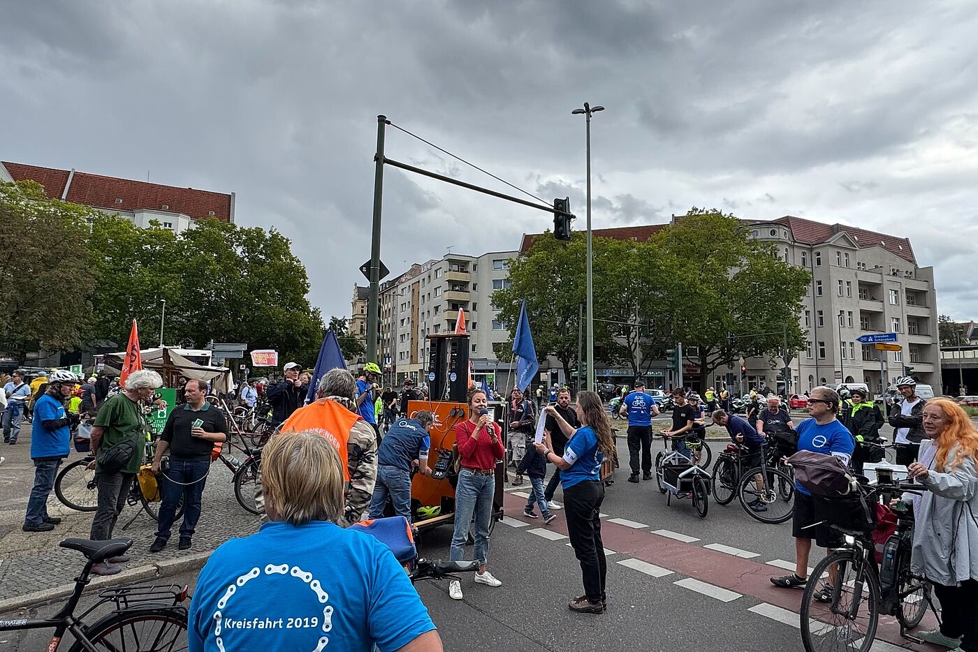 Kreisfahrt 2025 Menschen mit Fahrrädern bei Kundgebung