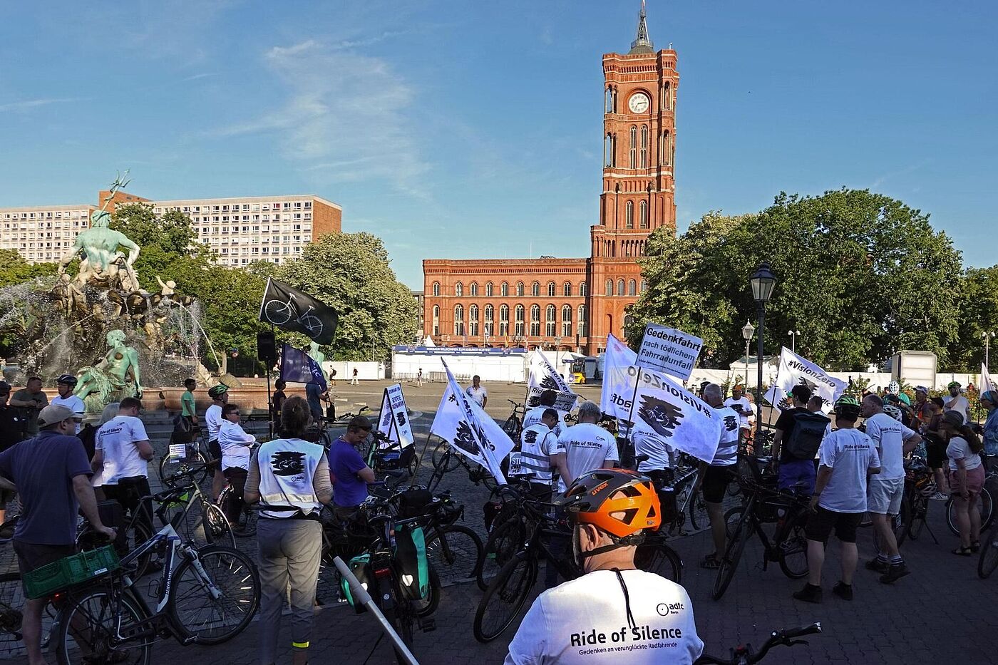 Menschen mit weißen Vision Zero T-Shirts vor dem Roten Rathaus in Berlin