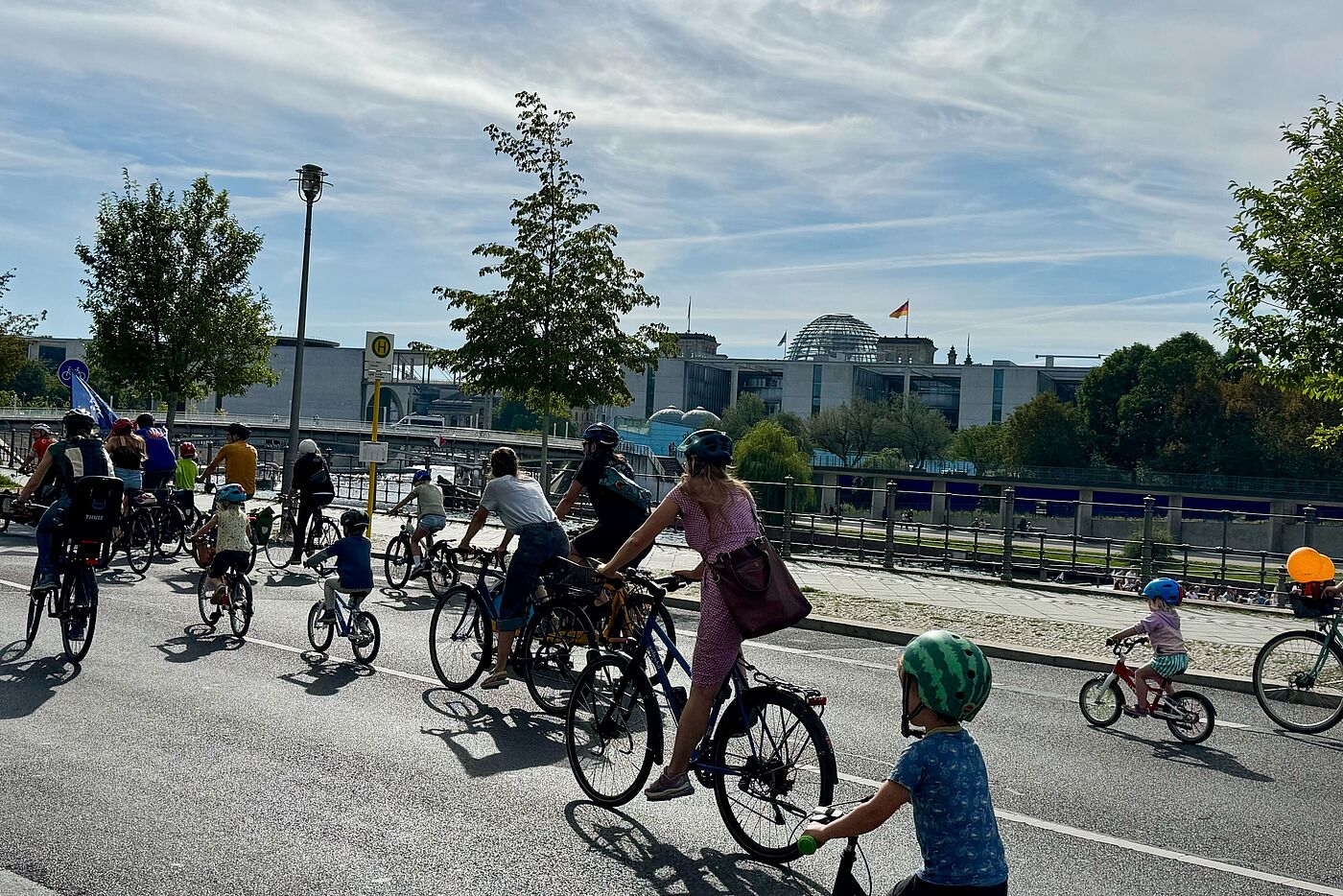 Kidical Mass Berlin Mitte 20.09.2025 Kinder und Erwachsene fahren Fahrrad im Hintergrund der Bundestag