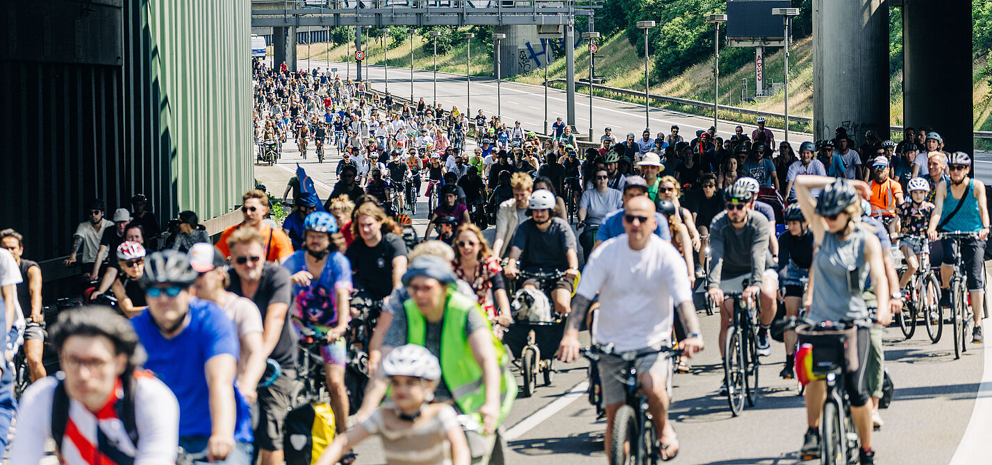 Sternfahrt-2024-c-ADFC-Berlin-Deckbar Ob Sonne oder Regen: Die Menschen wollen Radfahren - hier auf der ADFC-Sternfahrt 2024