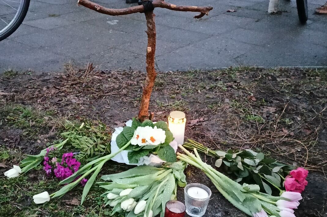 Auf dem Mittelstreifen wurden kurz nach dem Unfall ein Kreuz, Blumen und Kerzen aufgestellt