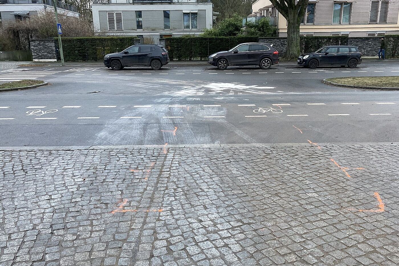 Die Spuren des Unfalls und die Markierungen der Unfallermittlung waren auch während der Mahnwache deutlich sichtbar
