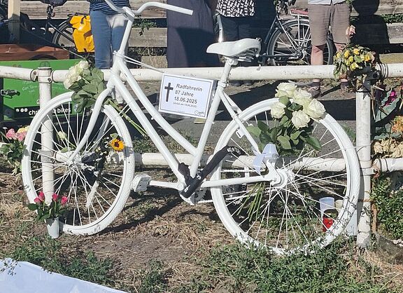 ein weißes Geisterrad für eine im Straßenverkehr getötete 87-jährige Radfahrerin