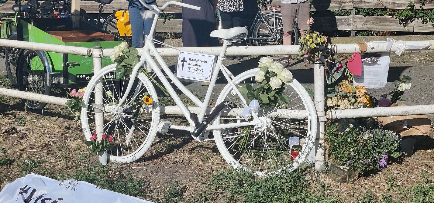 ein weißes Geisterrad für eine im Straßenverkehr getötete 87-jährige Radfahrerin