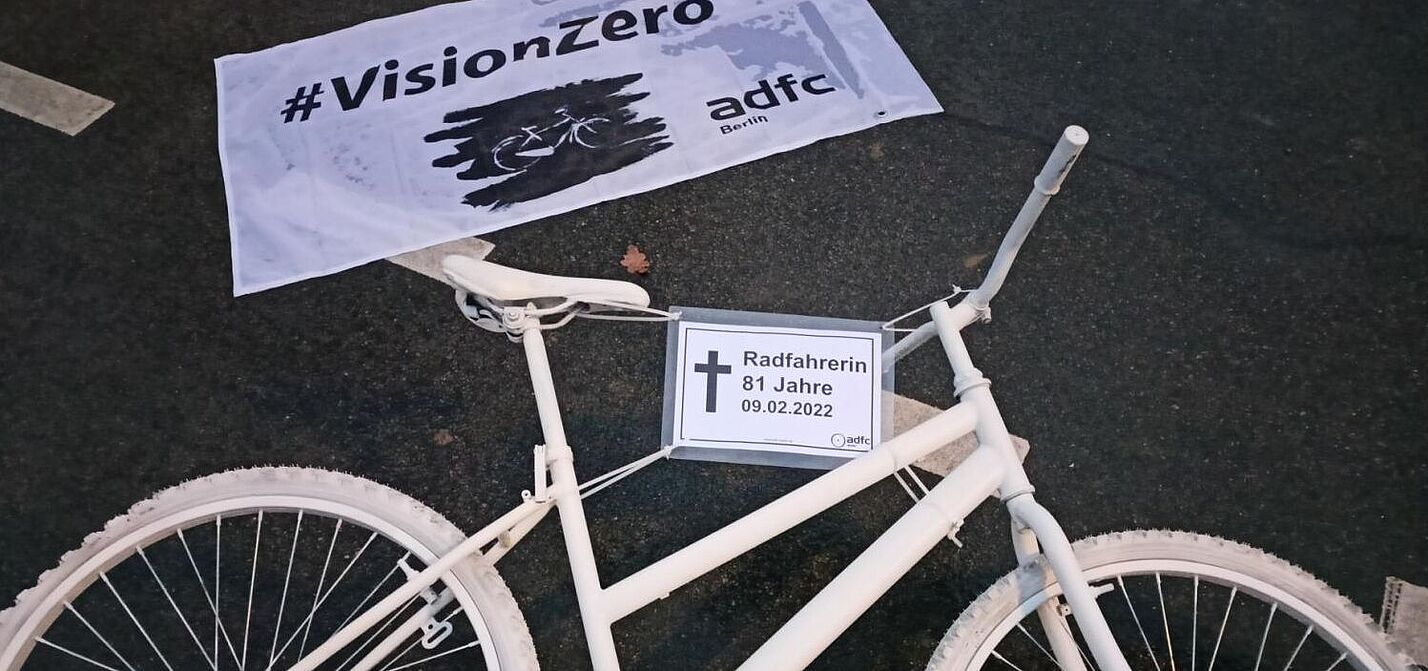 Während der Mahnwache markieren das Geisterrad und das #VisionZero-Banner die Unfallstelle