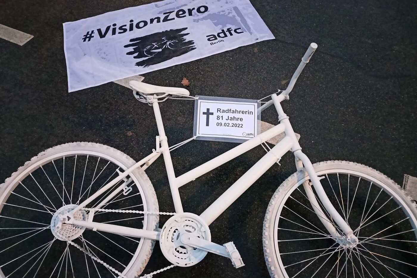 Während der Mahnwache markieren das Geisterrad und das #VisionZero-Banner die Unfallstelle