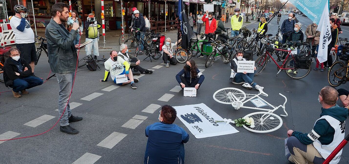 Mahnwache 25.03.2022 am Knoten Falckensteinstraße/Schlesische Straße