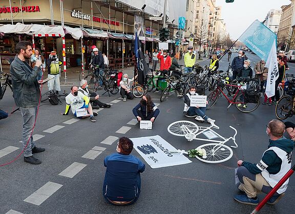 Mahnwache 25.03.2022 am Knoten Falckensteinstraße/Schlesische Straße