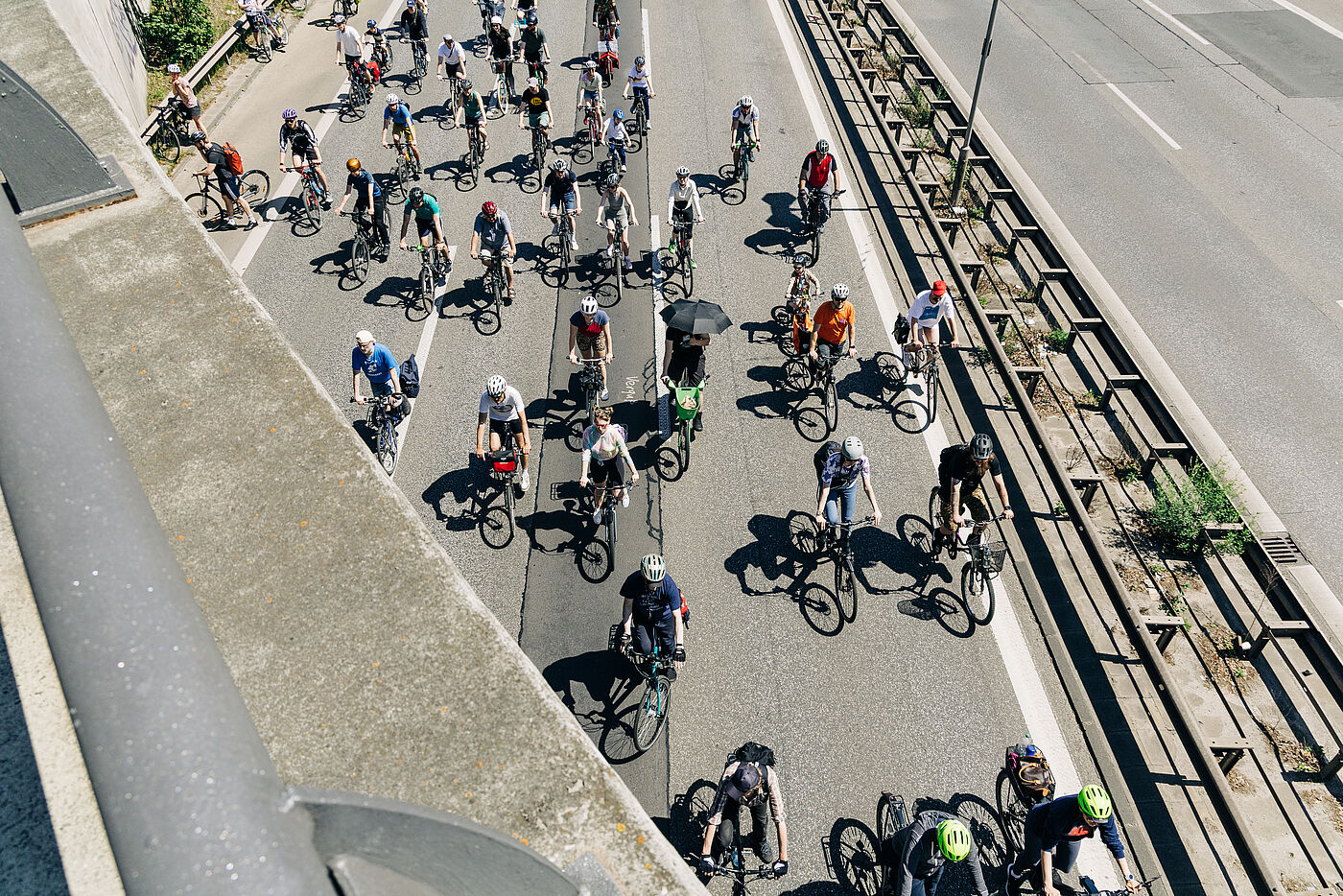 Radfahrende auf der Autobahn