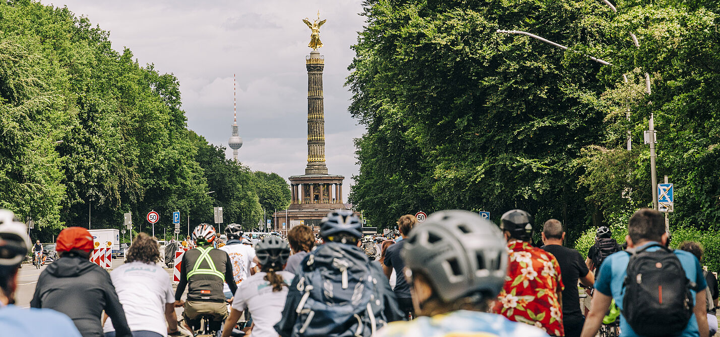 Sternfahrt 2026 Fernsehturm Radfahrende im Vordergrund, im Hintergrund der Berliner Fernsehturm und die Siegessäule