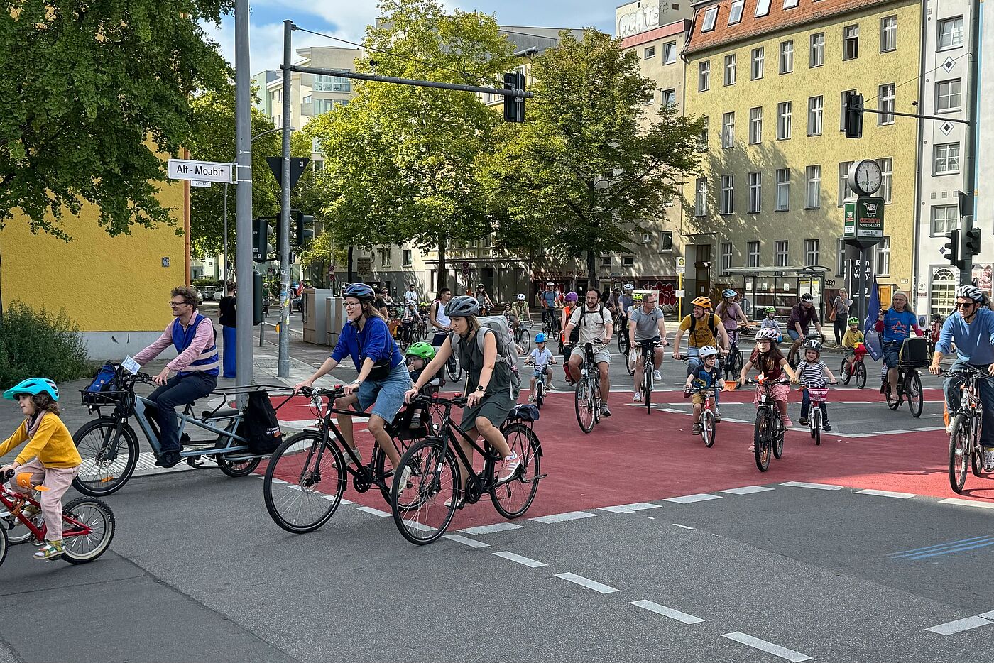 Kidical Mass in Berlin Mitte am 20.09.2025 Kinder und Erwachsene fahren mit ihren Fahrrädern auf der Straße bei einer Demo
