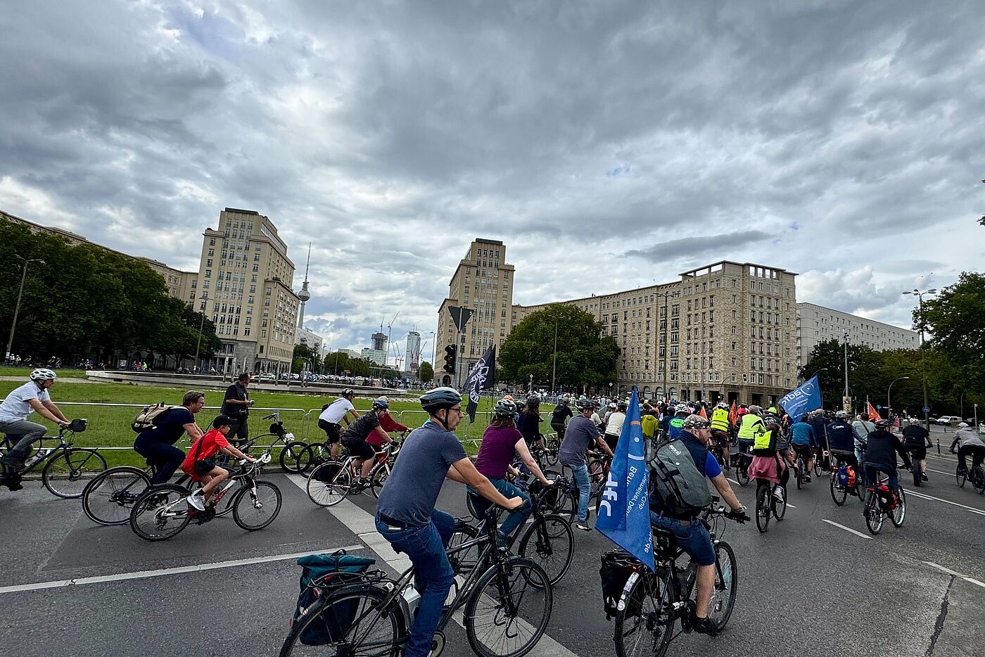 Kreisfahrt 2025 Radfahrende beim Strausberger Platz