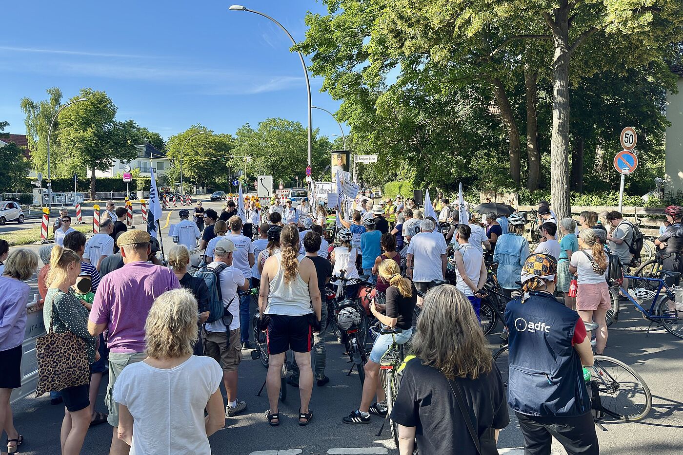 Menschen bei Mahnwachen in Gedenken an eine getötete Radfahrerin